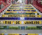 Εμβληματική σκάλα, στολισμένη από τον καλλιτέχνη Jorge Selarón, με ζωγραφισμένα στο χέρι ψηφιδωτά γεμάτα χρώμα, που βρίσκεται στη γειτονιά της Σάντα Τερέζα, Ρίο ντε Τζανέιρο, Βραζιλία